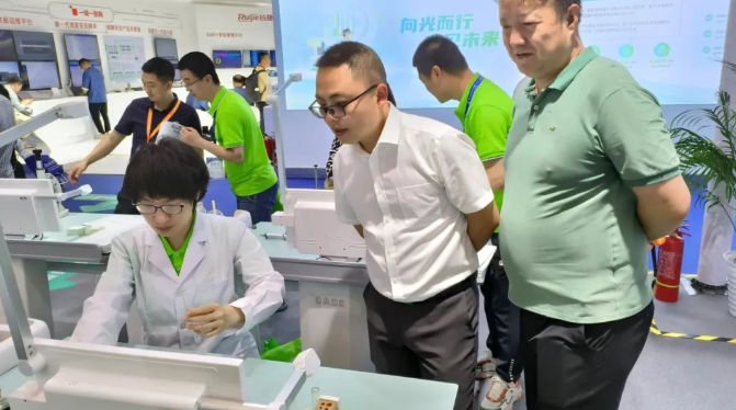 翌学教育现场实验掀起热潮，教育装备展呈现新风采